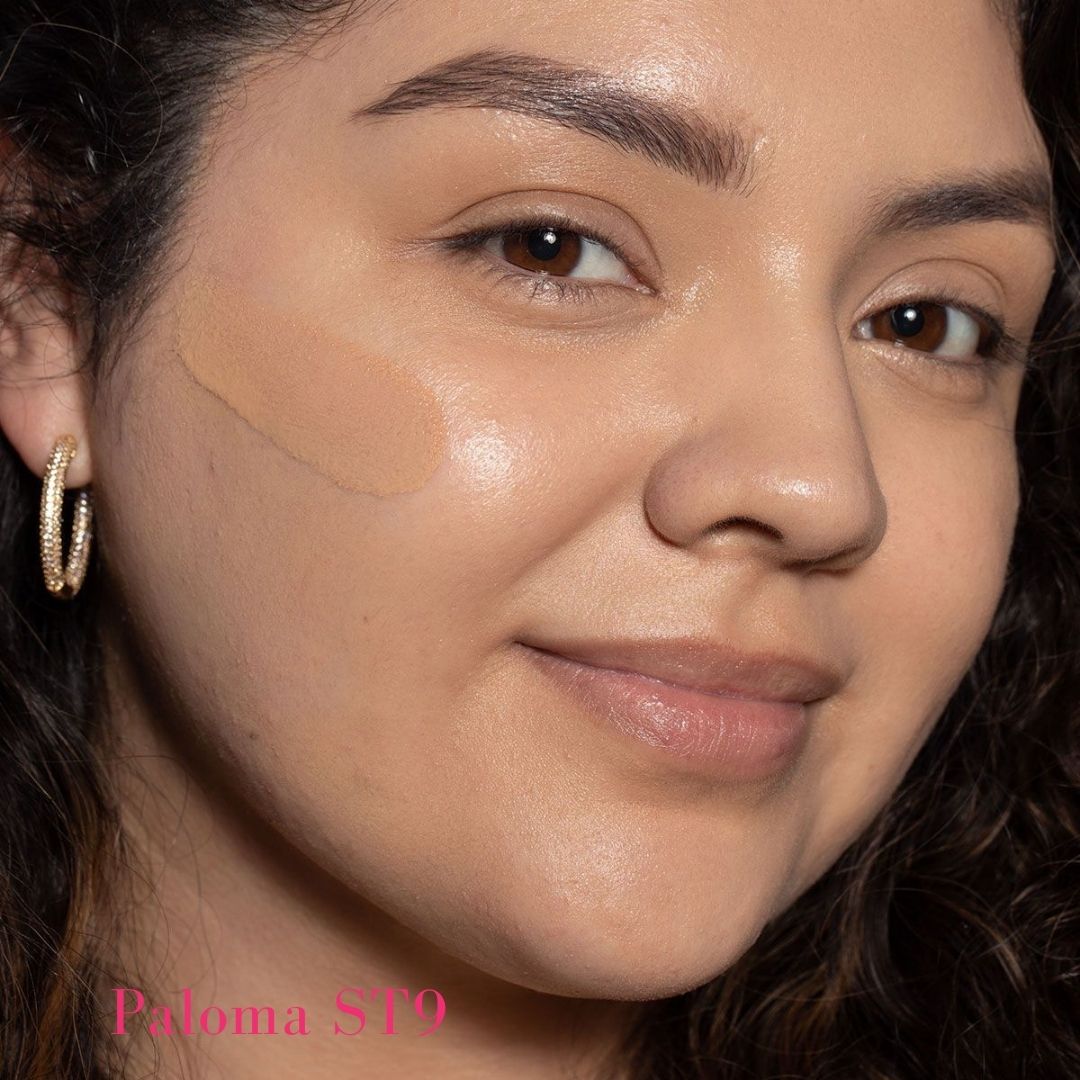 ILIA Super Serum Skin Tint SPF 40 ST9 Paloma: (for medium skin with neutral undertones) on model - AILLEA