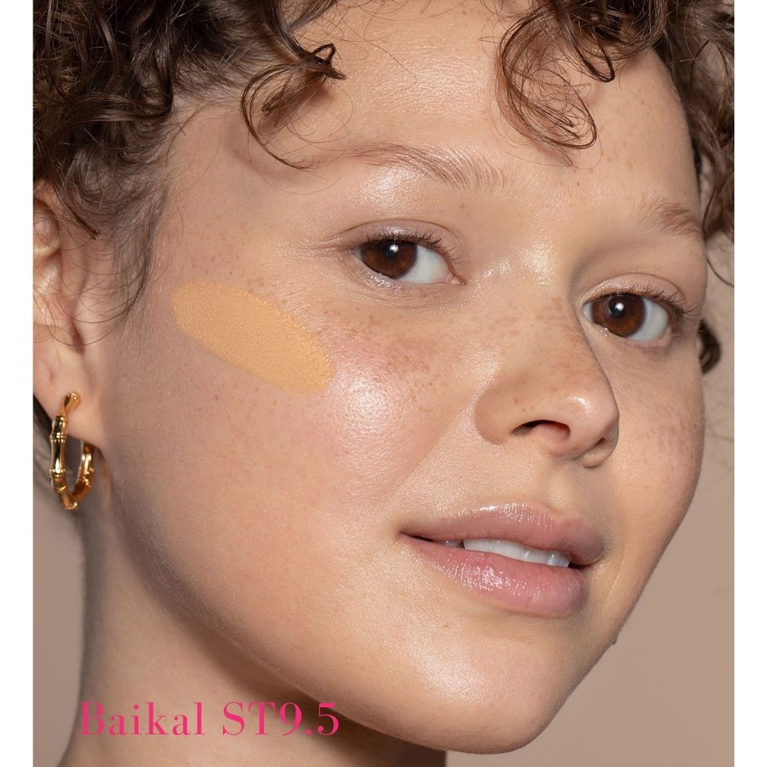 ILIA Super Serum Skin Tint SPF 40 ST9.5 Baikal: (for medium skin with warm undertones) on model - AILLEA