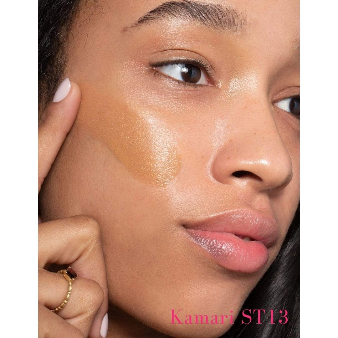 ILIA Super Serum Skin Tint SPF 40 ST13 Kamari: (for tan-dark skin with neutral warm undertones) on model - AILLEA