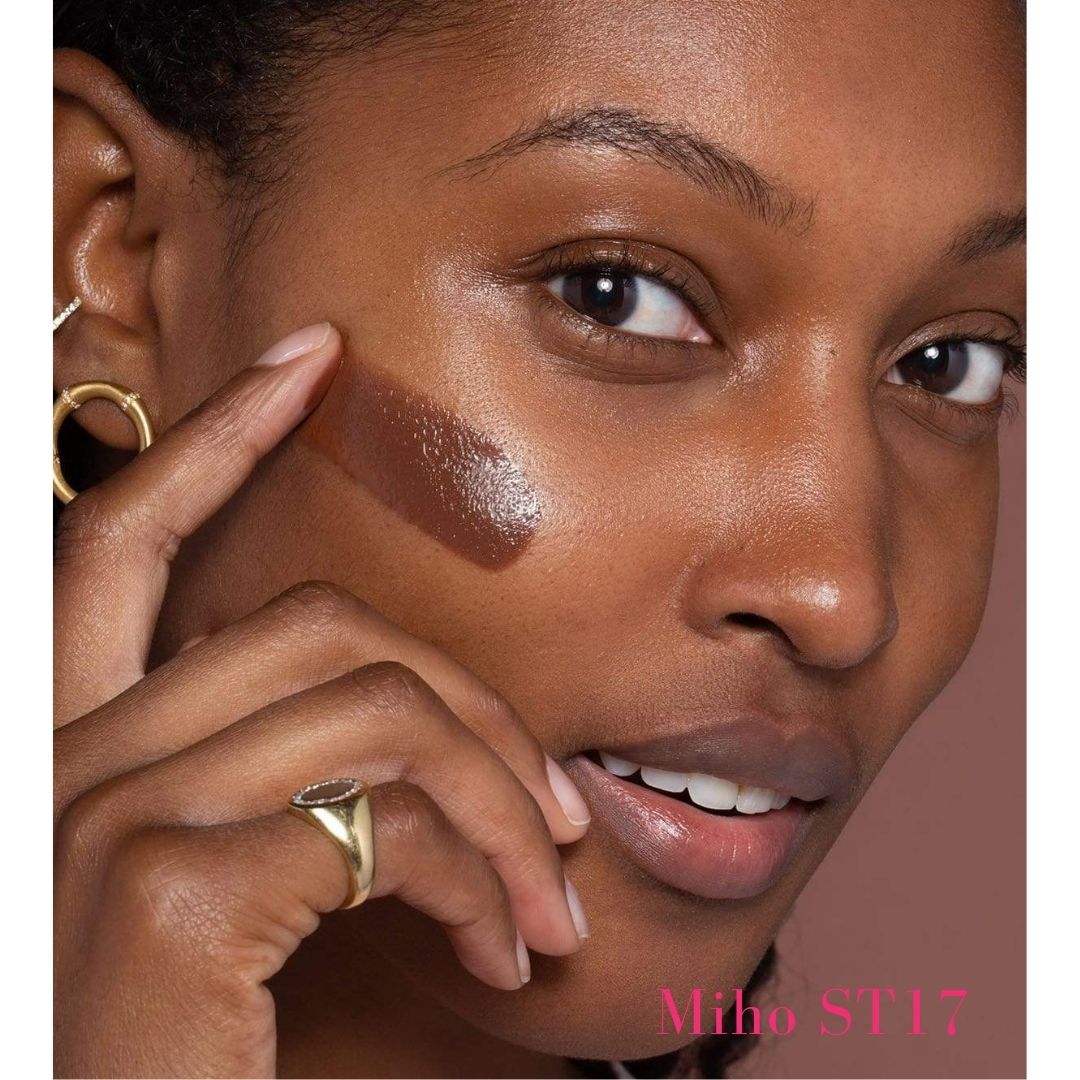 ILIA Super Serum Skin Tint SPF 40 - ST17 Miho: (for deep skin with neutral cool undertones) on model - AILLEA