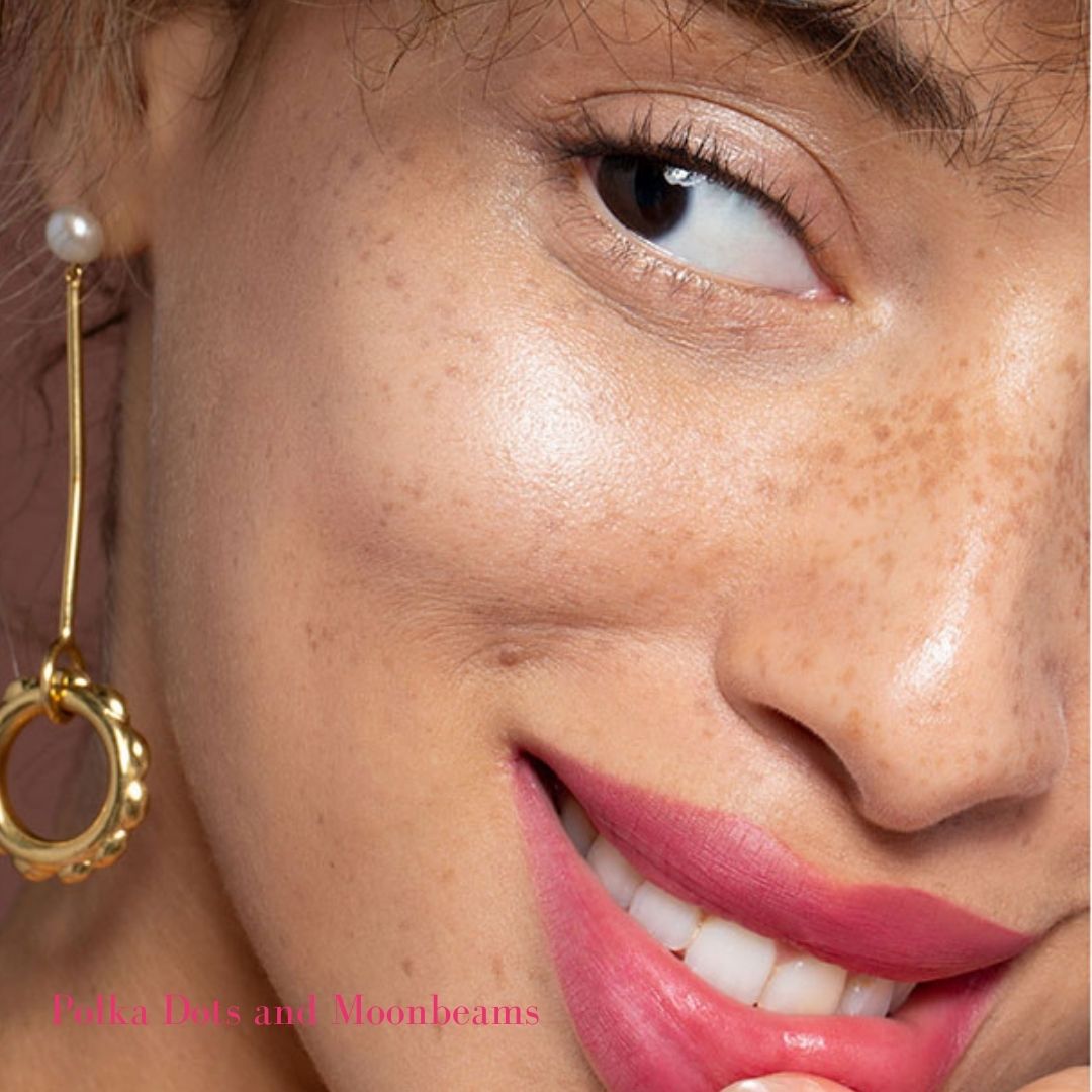 ILIA Illuminator in Polka Dots and Moonbeams on Model's cheek - Pearlescent silver highlight - AILLEA
