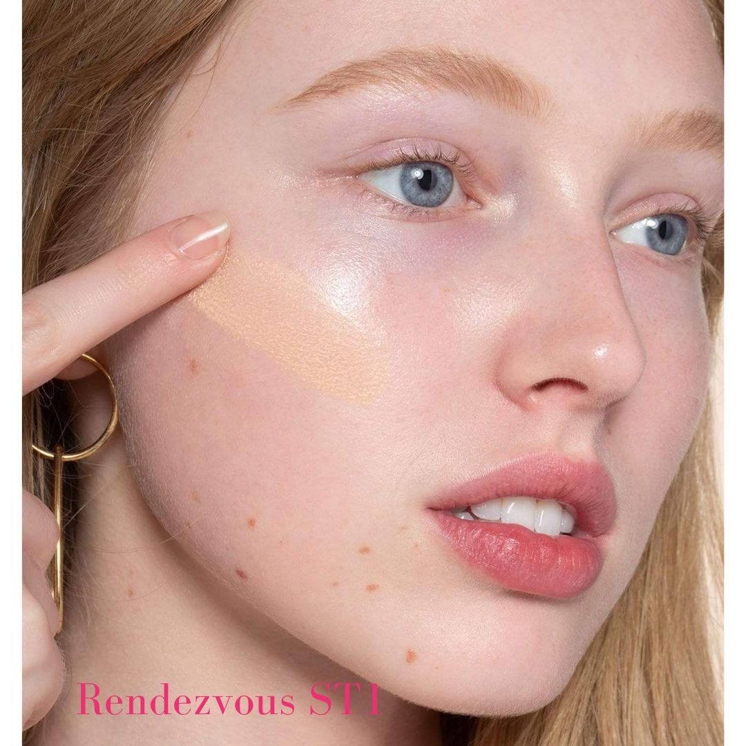 ILIA Super Serum Skin Tint SPF 40 - ST1 Rendevous: (for very fair skin with cool undertones) on model - AILLEA