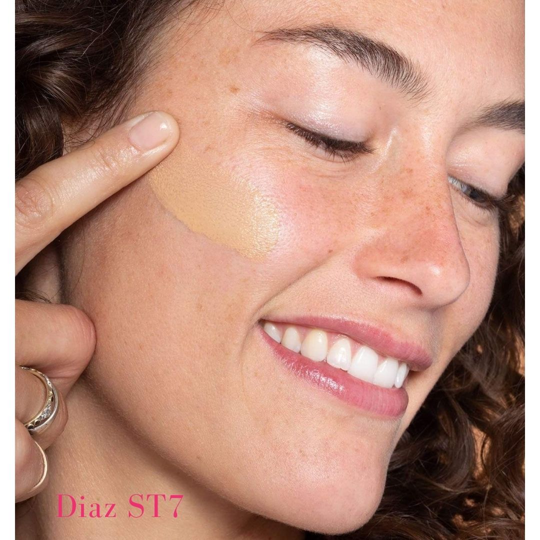 ILIA Super Serum Skin Tint SPF 40 ST7 Diaz: (for light-medium skin with neutral undertones) on model - AILLEA
