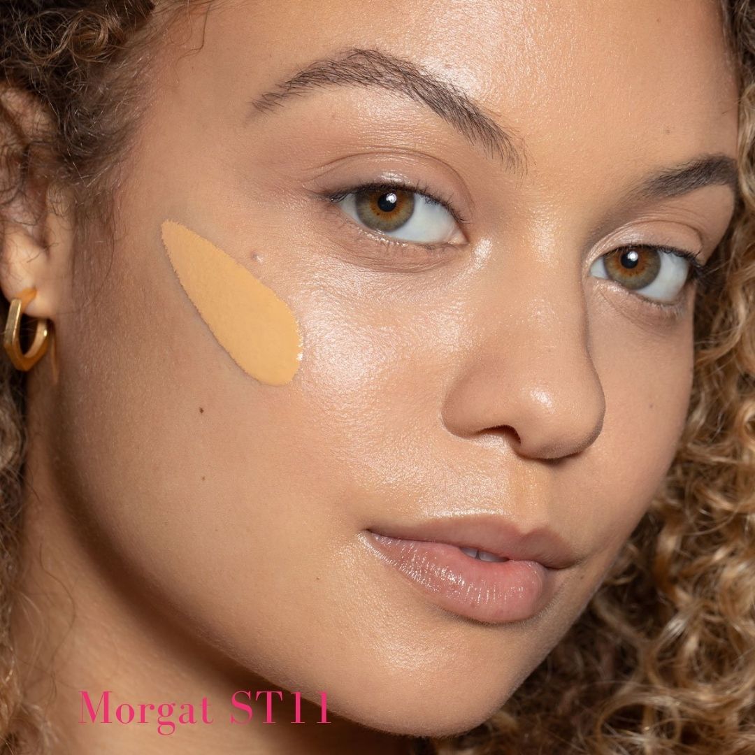 ILIA Super Serum Skin Tint SPF 40 ST11.5 Morgat: (for medium skin with olive undertones) on Model - AILLEA
