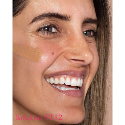 ILIA Super Serum Skin Tint SPF 40 ST12 Kokkini: (for tan skin with neutral warm undertones) on model - AILLEA