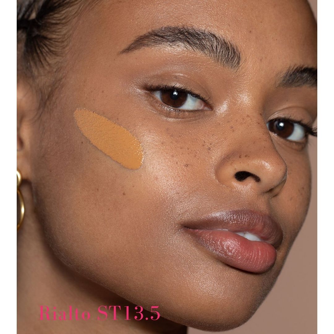 ILIA Super Serum Skin Tint SPF 40 ST13.5 Rialto: (for tan-dark skin with golden undertones) on model - AILLEA