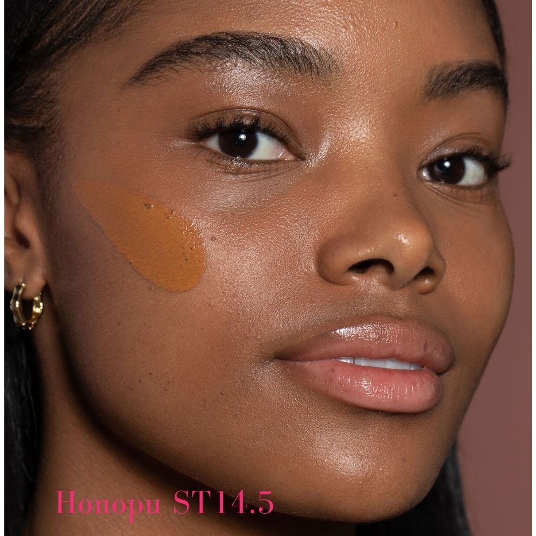 ILIA Super Serum Skin Tint SPF 40 ST14.5 Honopu: (for dark skin with olive undertones) on model - AILLEA