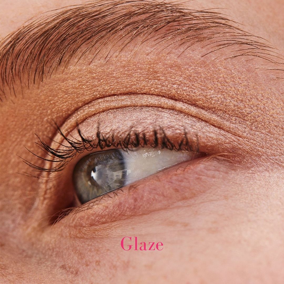 ILIA Liquid Powder Chromatic Eye Tint in Glaze on Model - AILLEA