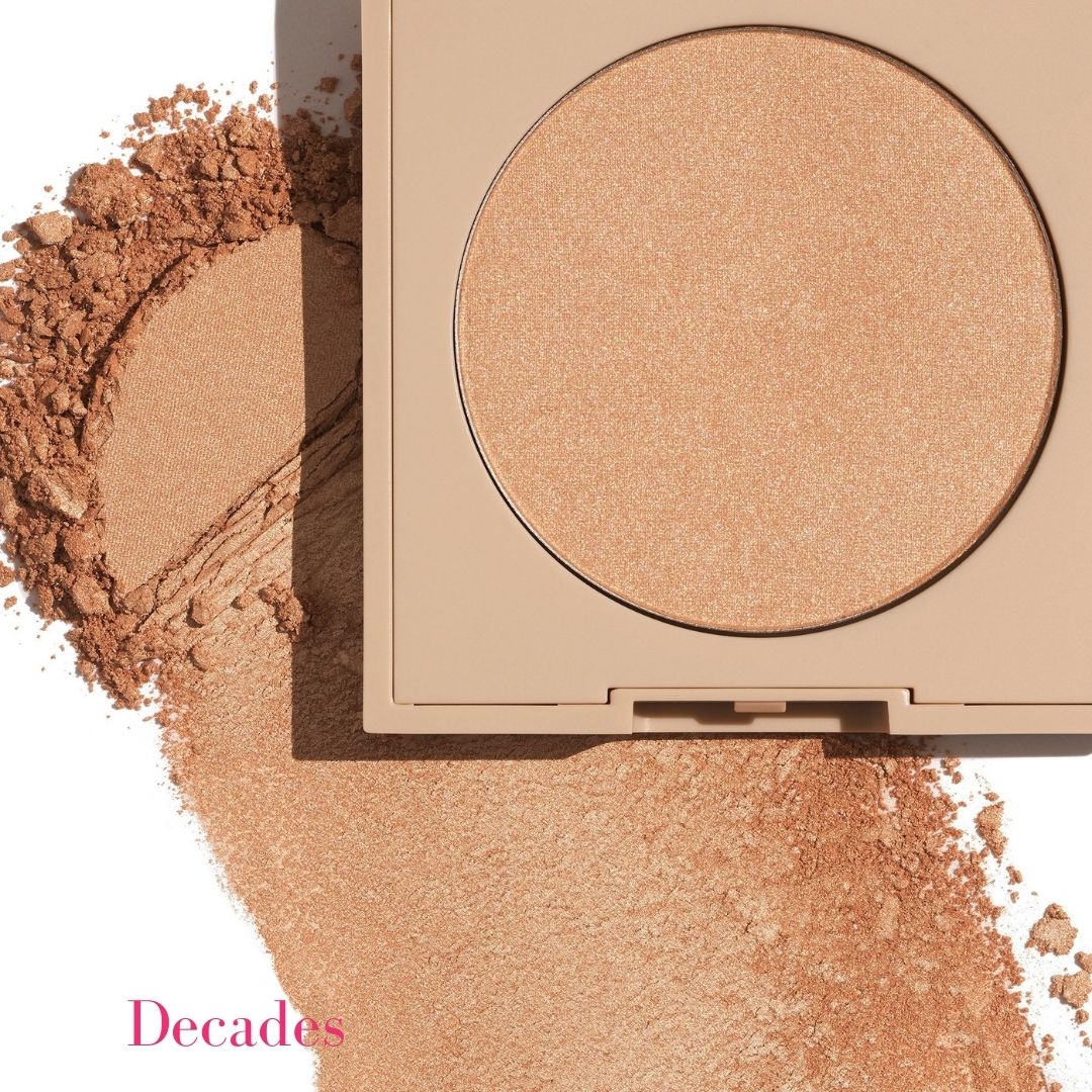 ILIA DayLite Highlighting Powder - Decades Soft Gold Highlighter Powder Swatch and packaging - AILLEA