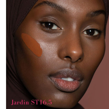 ILIA Super Serum Skin Tint SPF 40 - ST16.5 Jardin: (for dark-deep skin with golden undertones)  on model - AILLEA