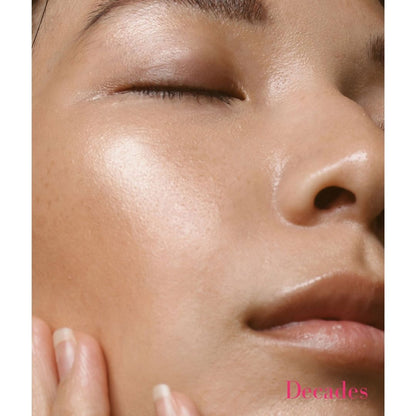 ILIA DayLite Highlighting Powder - Decades Soft Gold Highlighter on Models skin - AILLEA
